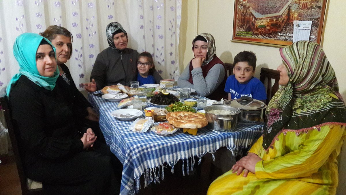 Nenehatun_1's tweet photo. Nene hatun 1 bölge kadın Kolları olarak dur durak bilmeden gönülleri almaya devam #VakitTürkiyeVakti @umutozkan1 @meryeminat @1_bolge @akkadinesenler https://t.co/B6ruCg4Jm8