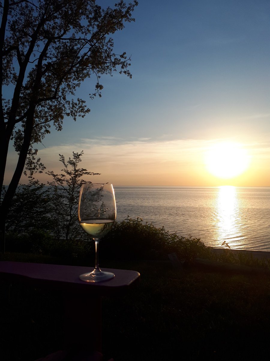 TaraL1500's tweet photo. I don't think I will ever get tired of this of this view....#lifesucks #beachbum #cottagetimeishere https://t.co/KSIfK03gbd
