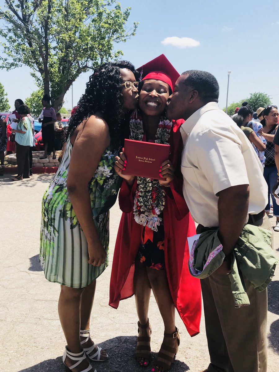 superbp11's tweet photo. i did it for you Uncle Ant w. The support of these wonderful people .. #resteasyunc 👩🏽🎓❣️🔞 https://t.co/FXJhM8Figb
