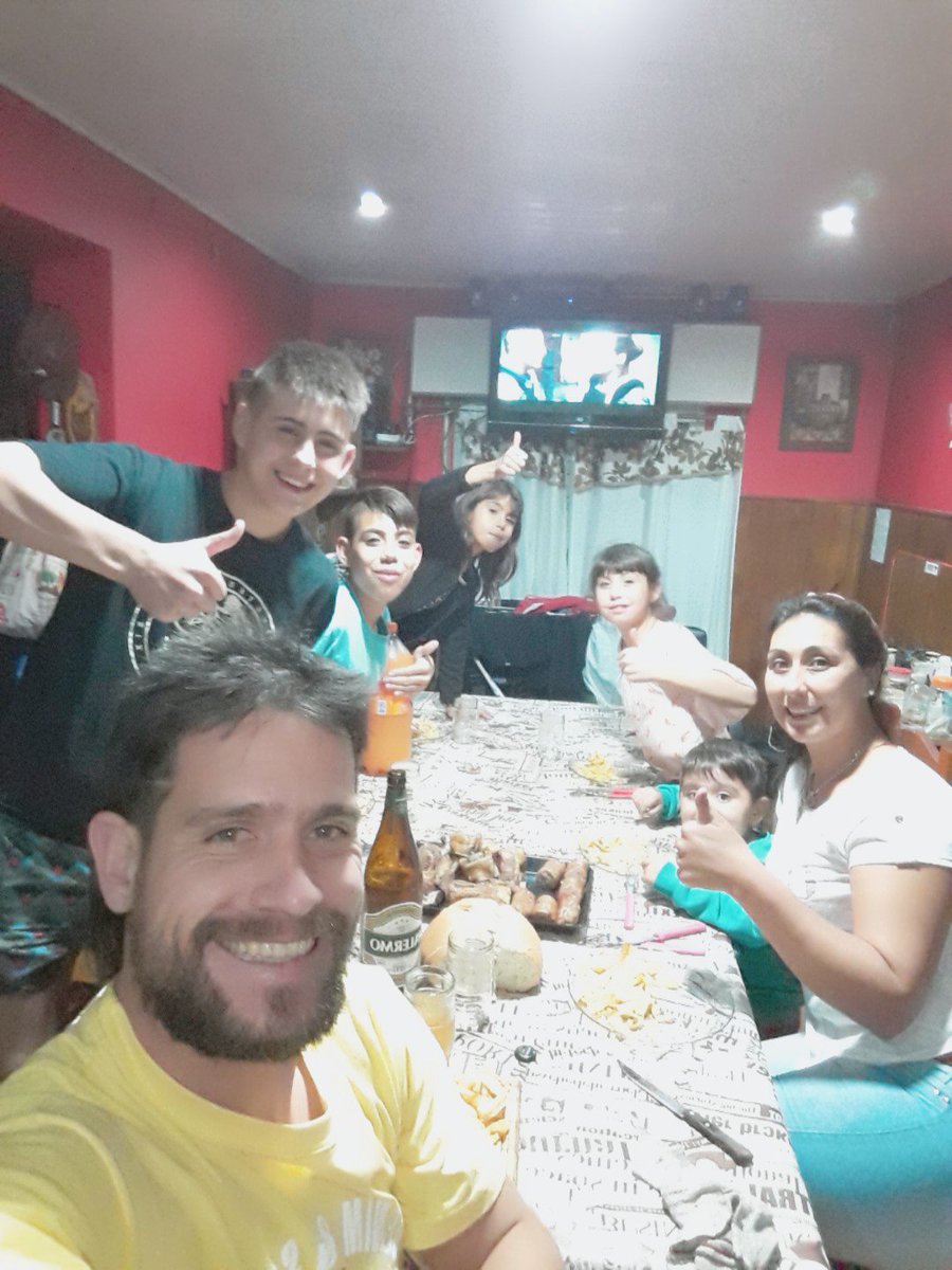 CeleRoman1100's tweet photo. Terminando el viernes Arrancando el Sábado 😍😍  #Familia https://t.co/BCpesEs4Th