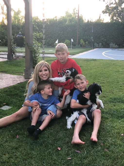 Shabbat Shalom 🇮🇱 from my family to yours https://t.co/z0byyw4ghG<a href="/tag/reigndeer"class="tags"><span>#reigndeer</span></a>