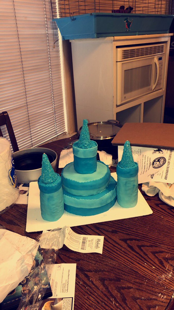 JewGotThemCakes's tweet photo. A little girls Elsa castle https://t.co/Ey09NSOUPF