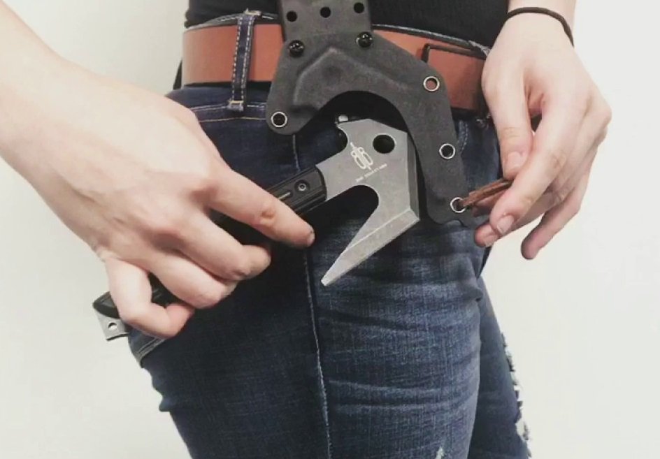There is something particularly nasty about the look of the @bucknbearknives Mini Survival Hatchet's blade given its size and custom kydex sheath. ow.ly/5Uio30kbN8D