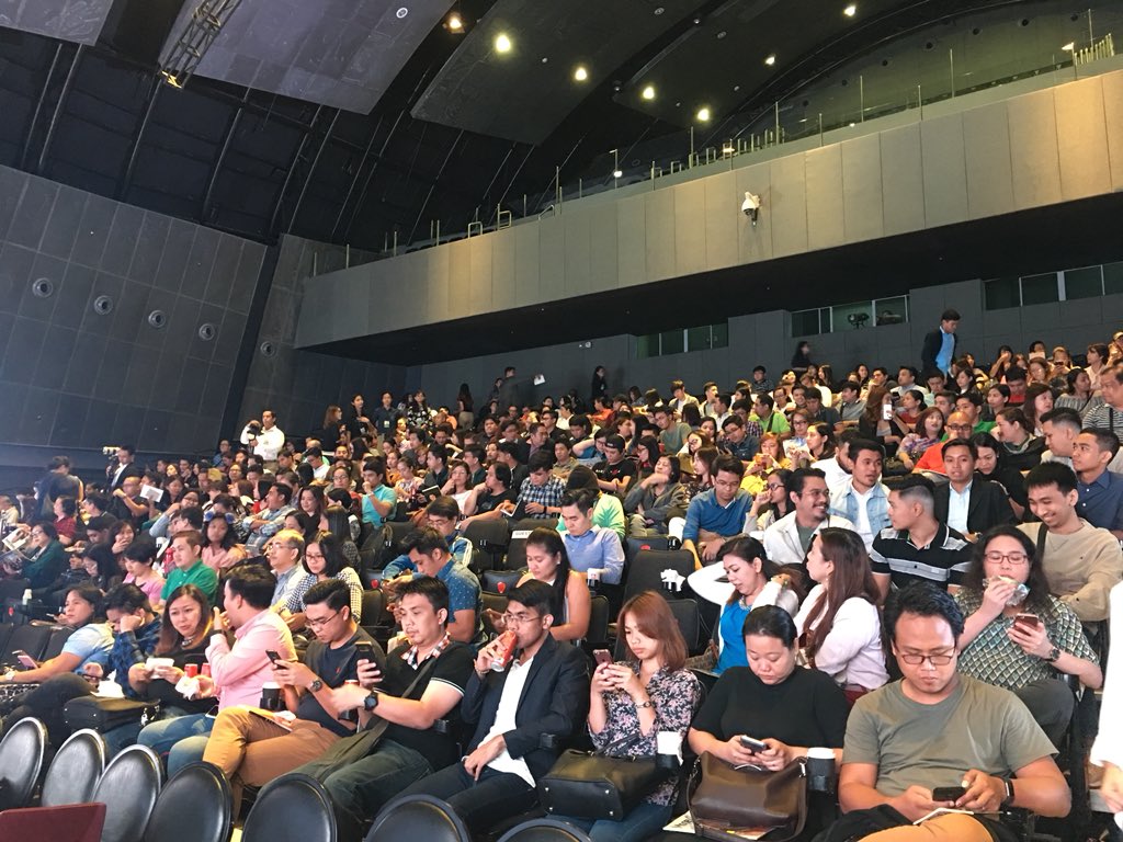 lalarimando's tweet photo. Starting in a few: #ICON2016 , the 6th run. Samsung Hall is packed with Filipinos who want to know more about and be better at investing. https://t.co/7jBZ1cNU7c