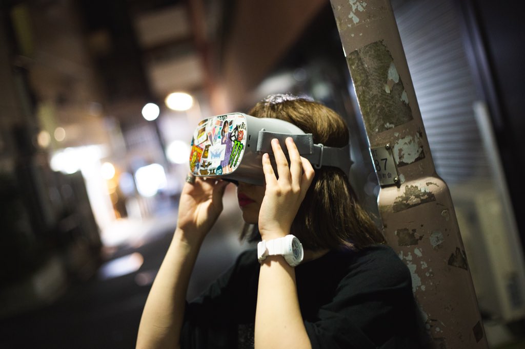 MapleSyrupCS6's tweet photo. デコったOculus go(略してDecolus Go?)でHMD写真撮ったよ!12時間たっちゃったのでマッハ新書にはできないけど写真集にしようと思います👾
#OculusGo
#デコlusGo
#DecolusGo
#VR女子
#HMD写真集 https://t.co/WivCadoc0M