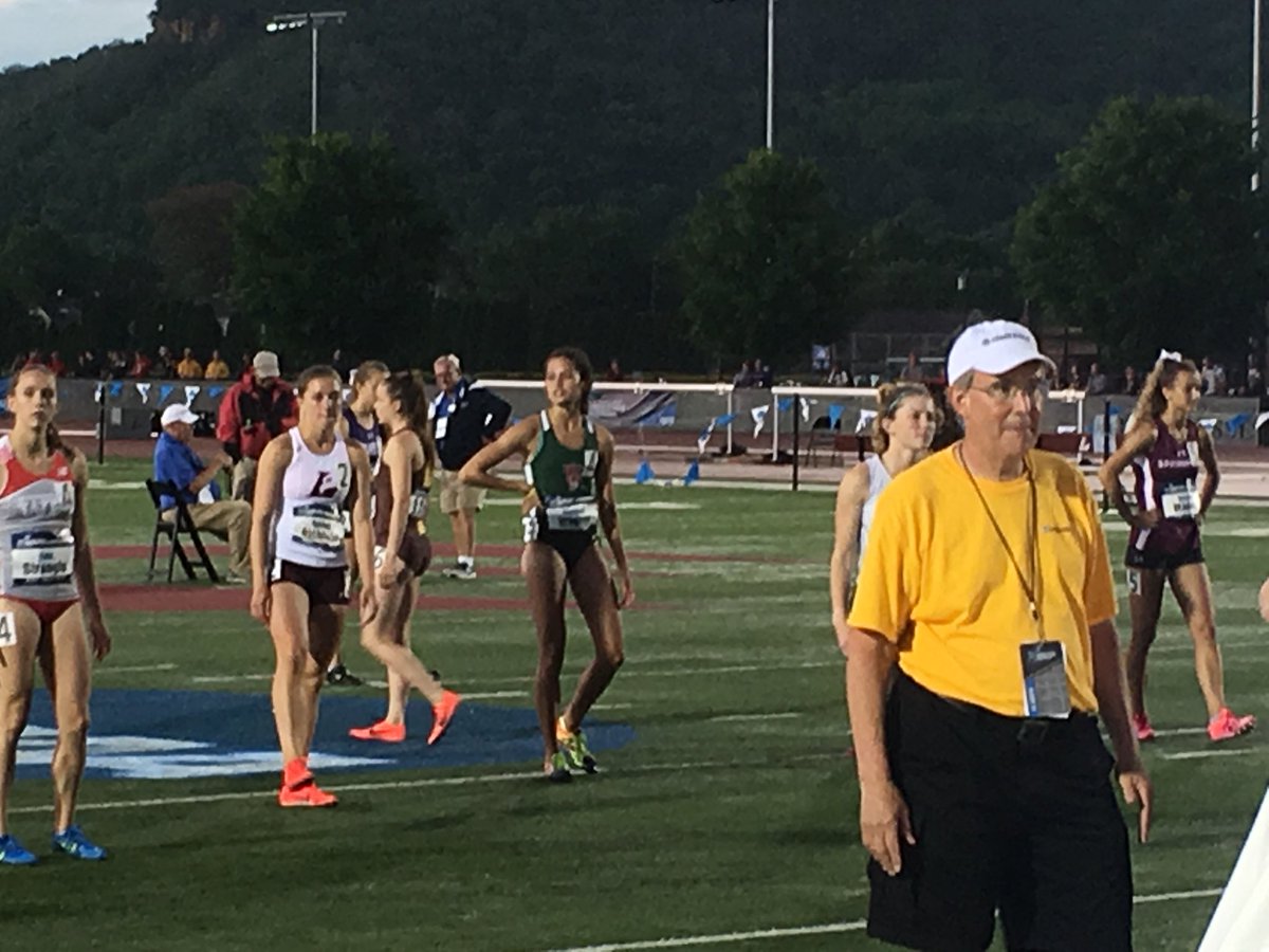 WASHUBears's tweet image. We're just a few minutes away from starting the women's 800m race. Annalise Wagner is scheduled for the third heat. #d3tf #rfgb #LetsGoWashU
