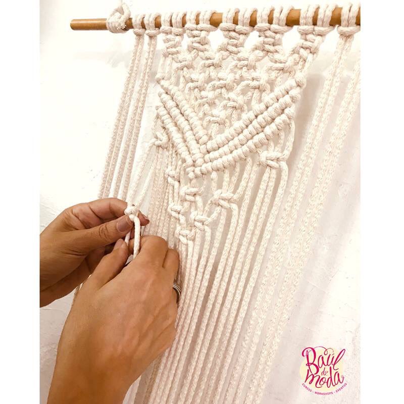 BauldeModa's tweet image. El Macramé es el arte de hacer nudos decorativos con tus propias manos. Tuvo sus comienzos hace 2300 años. Un tejido denominado Mikrama por los persas y los asirios. Mientras que los turcos fue llamado Makrama, que terminó derivando en la palabra francesa Macrame.
📸Curso Macramé