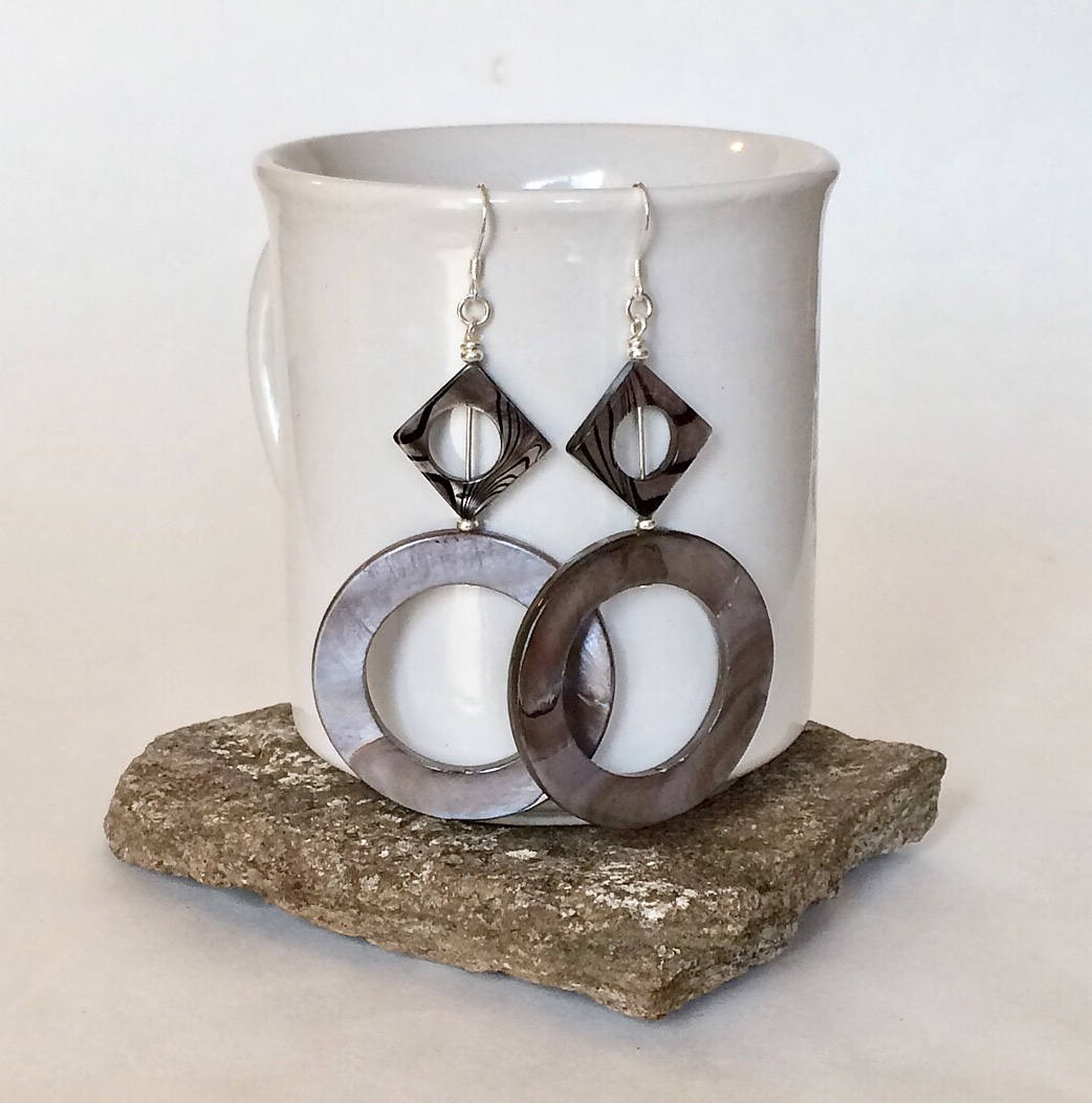 bstrongin1's tweet photo. Geometric Shell Bead Earrings https://t.co/TKfNFezHmu #jewelry #earrings #dangleearrings #dropearrings #largeearrings #bohoearrings #shellbead #contemporary #statementearrings #uniqueearrings #earringsforsale #etsy #giftforher #integritytt #etsyjewelry #etsyshop https://t.co/FrrAnPirhu