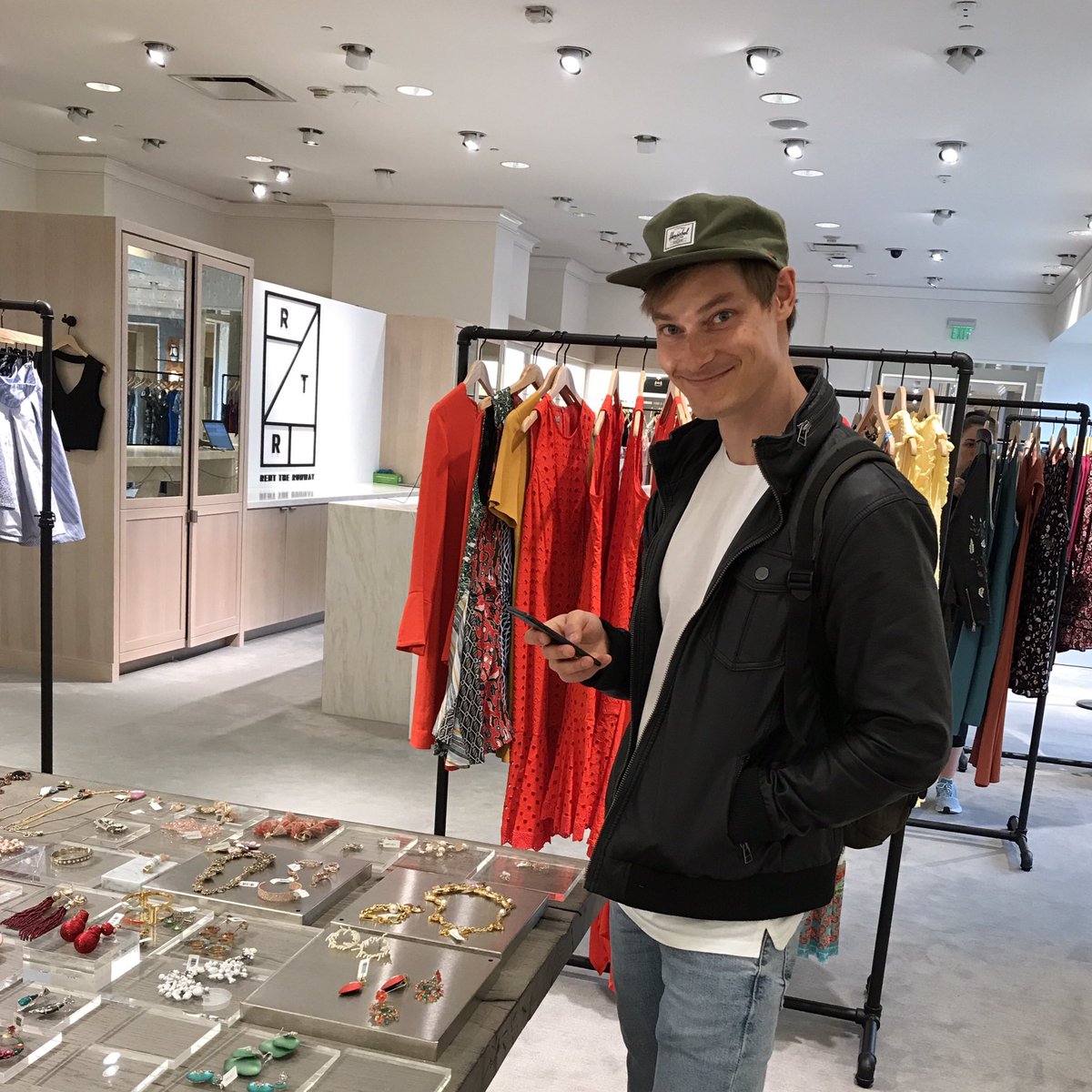suzywillow's tweet photo. Depositing bonus points in the relationship bank... @RenttheRunway for 40 minutes on a Friday afternoon in Union Square SF 💁🏻🙇🏼👗👛💰 #bestboo https://t.co/KcEiEyzmFA
