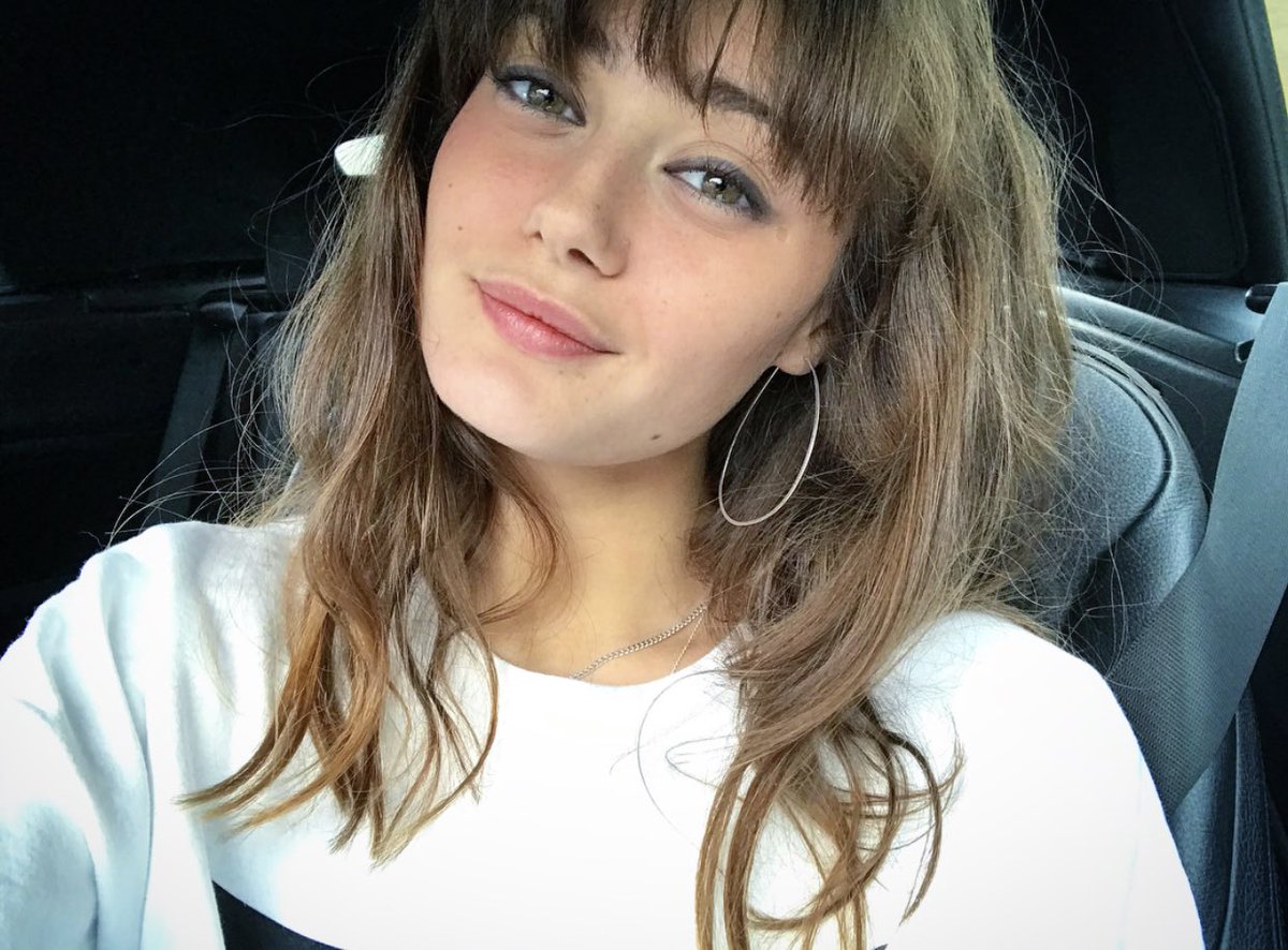 saviorsgaze's tweet image. Someone taught her how to take a ‘selfie,’ but she still feels very meh about it.