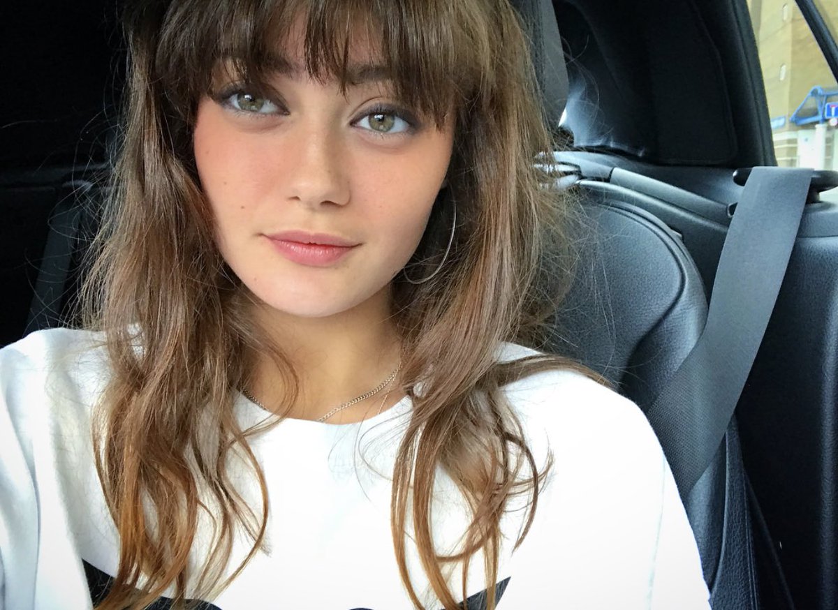 saviorsgaze's tweet image. Someone taught her how to take a ‘selfie,’ but she still feels very meh about it.