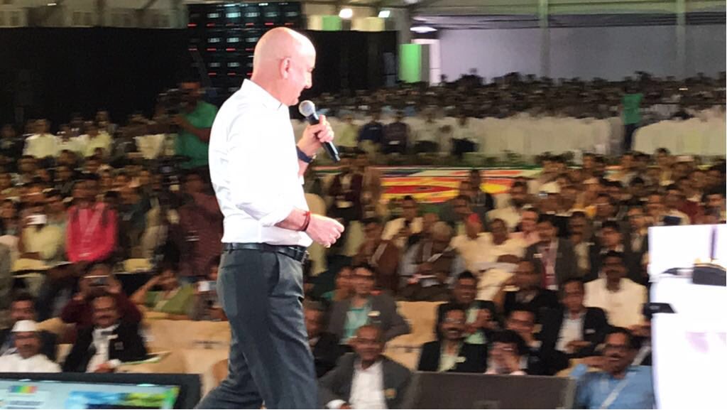 AnupamPKher's tweet photo. "इन्सान" इस एक कारण से
अकेला हो जाता है...

“अपनो" को छोडने की सलाह... 
“गैरों" से लेता है।:) 
#MotivationalLectureInBanglore https://t.co/AV5eXYnYyT