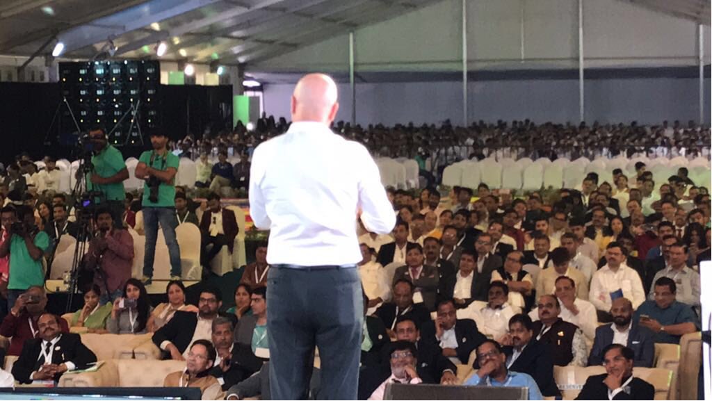AnupamPKher's tweet photo. "इन्सान" इस एक कारण से
अकेला हो जाता है...

“अपनो" को छोडने की सलाह... 
“गैरों" से लेता है।:) 
#MotivationalLectureInBanglore https://t.co/AV5eXYnYyT