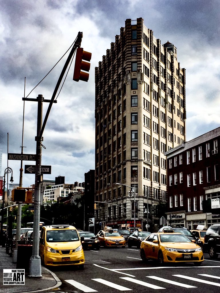 GroovyLensPhoto's tweet image. Here’s a photo I took during my recent trip to #NewYork: Washington Pl. View it on IG: instagram.com/p/BjOIwzZDJ6T | #NYC #newyorkcity #manhattan #photography #architecture #streetphotography #streetview