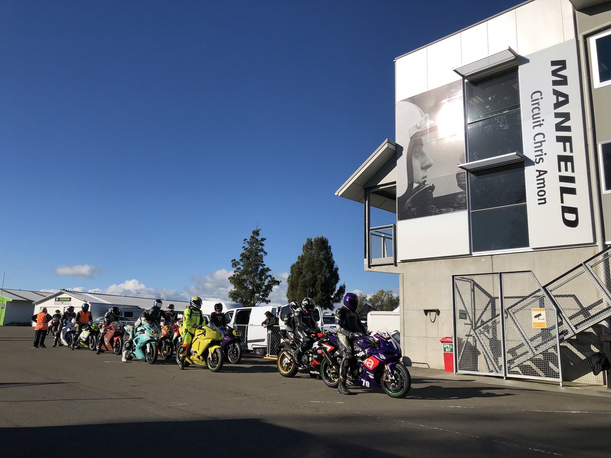 fotomymoto's tweet photo. fantastic sunshine for #VMCC #motorcycle #raceday at @ManfeildPark in #NewZealand. photos by @fotomymoto are at https://t.co/V5v1JJUQKK and find out more about the #motorcyclephotography project at https://t.co/fUJAWYotVa https://t.co/4YeR6VdFnW