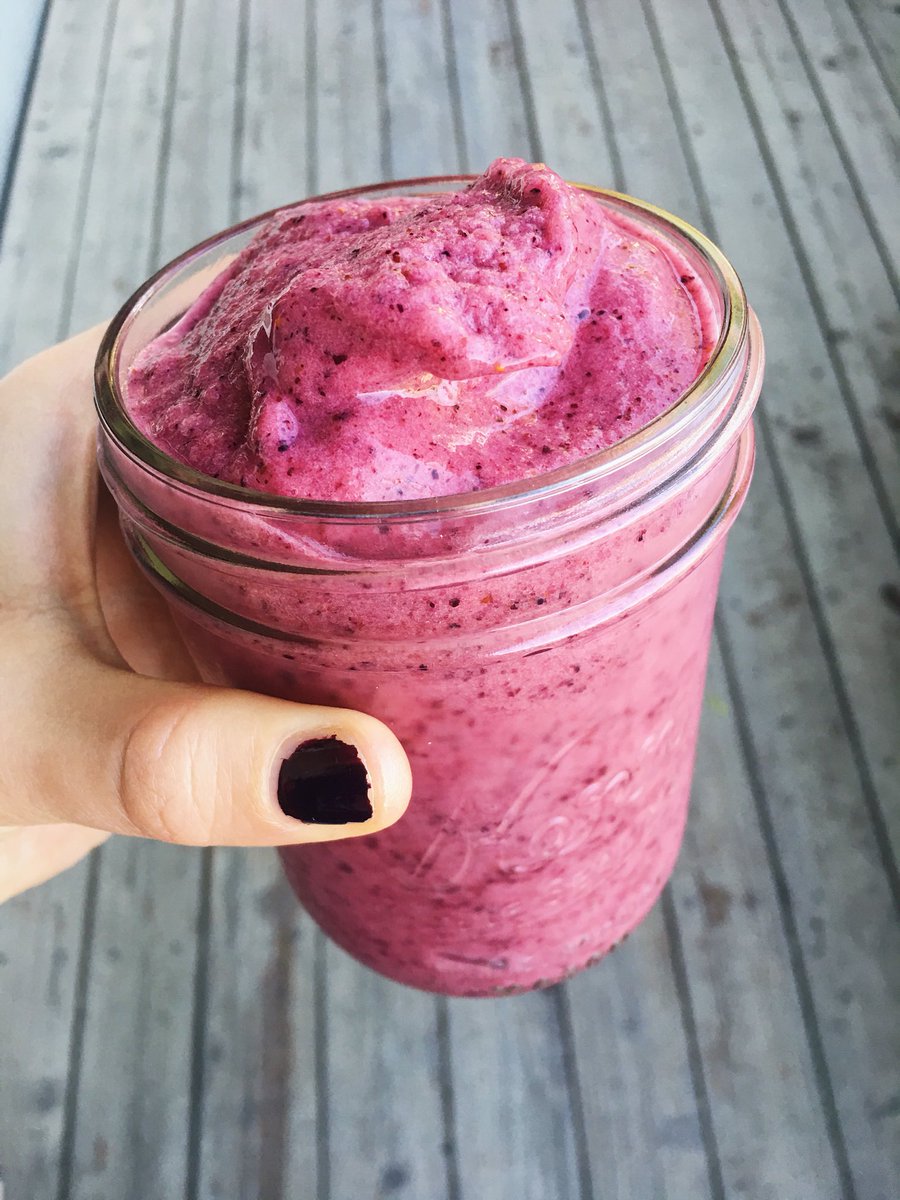 aubreymaelui's tweet photo. With summer coming soon I've been craving some homemade smoothies  🙌🏼  

I love adding tons of different organic frozen fruit, adding a banana &amp; some almond milk &amp; that's it!!
#glutenfree #dairyfree #paleo https://t.co/qphV6knBG7