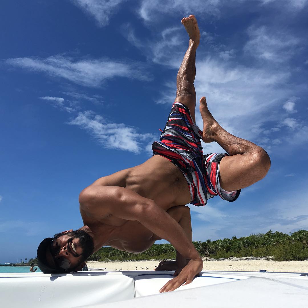 TMI_Uruguay's tweet photo. So....it all started w @NickDSagar sharing a #FlashbackFriday to Bahamas days....then @gregwash2002 shared his #NotNick version w budget cuts and now we can't stop laughing ๐๐๐ #QueenOfTheSouth #NickNotNick https://t.co/XspFXfw0Tj