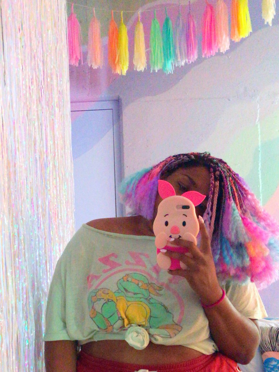 StudioMucci's tweet photo. Gave myself a haircut today. Might keep it for the weekend 🌈💇🏾‍♀️ https://t.co/nnqqiKVj9h