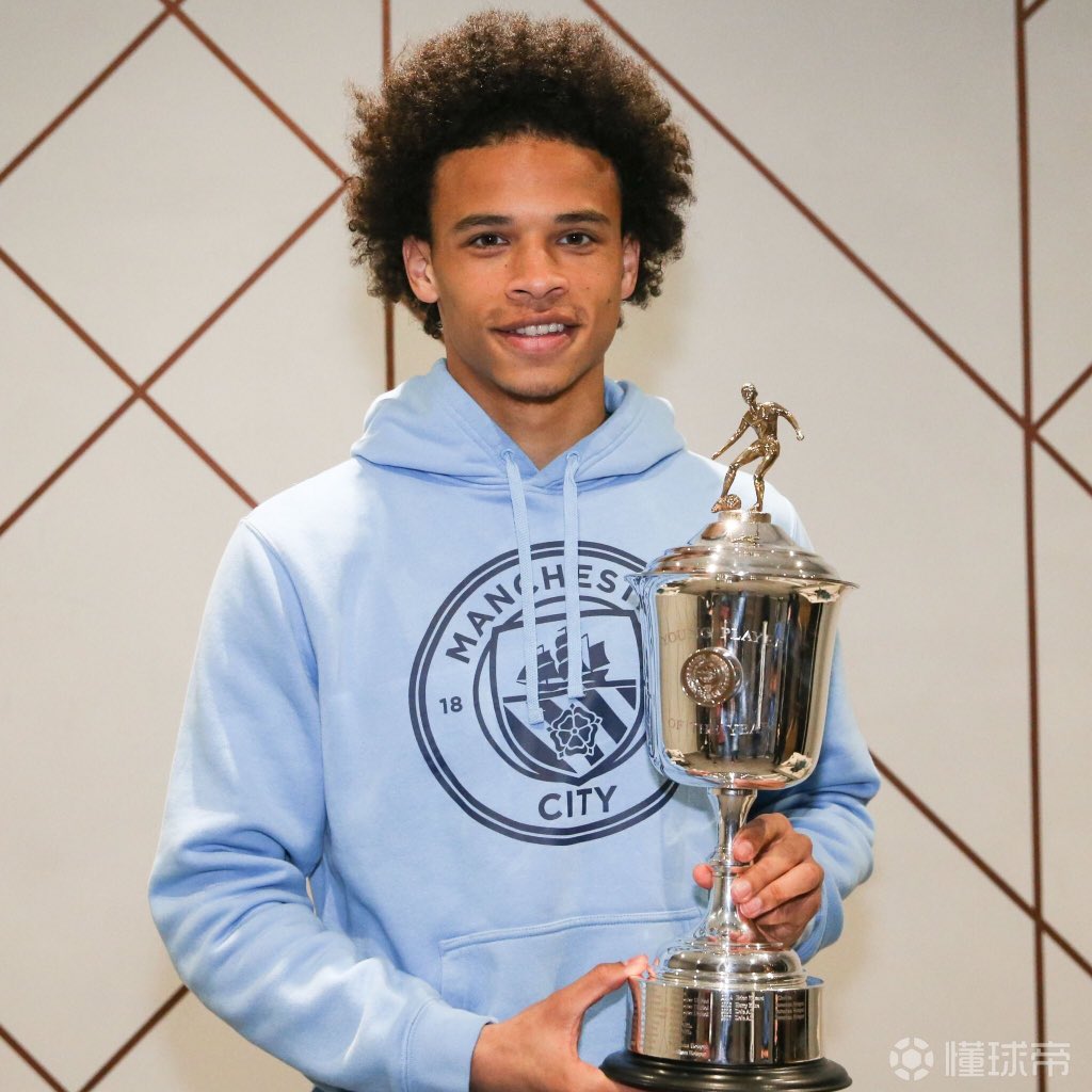 Jroowoo's tweet photo. @LeroySane19 @DFB_Team_EN @DFB_Team 这个发型不可爱了！！！！我还是喜欢蓬松的发型。 https://t.co/ZxVZa9AQ5a