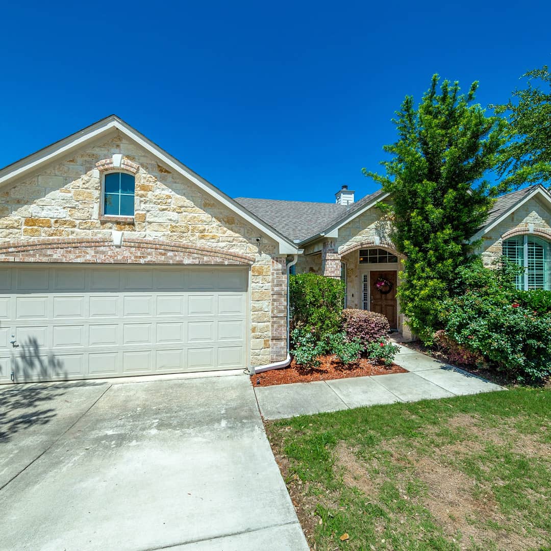 rey_venegas_jr's tweet photo. ***PRICE REDUCED***
NOW LISTED AT $360,000!!
4bd/2.5ba W/MEDIA RM 
4th BD CAN BE A STUDY/OFFICE
APPROX 3,049 SQ. FT.

***19119 BRANNAN BLUFF, SATX 78258***
#RiversideRealty #sellingsatx #SanAntonio #forsale #realestate #REDUCED #motivatedseller https://t.co/HHLmlknnBC