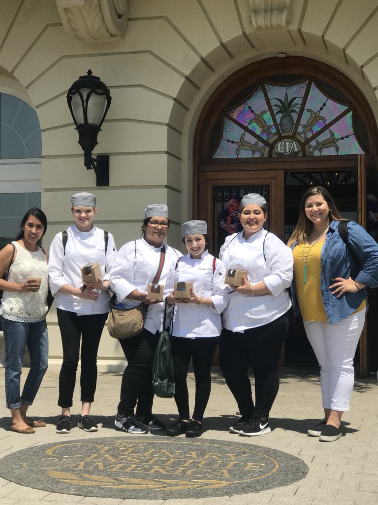 EDUwhisktaker's tweet photo. We couldn’t resist a detour for dessert at @ApplePieBakery! @CIACulinary @ECISD_CTE @ECHShornets @ECISDtweets https://t.co/FTZNvTBEBA