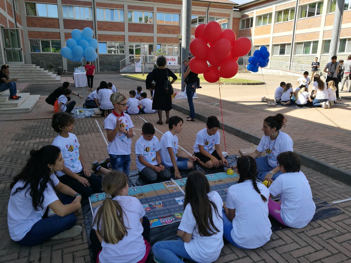 Prosegue il #campionato e-Rob lungo i diversi #percorsi della giornata. I #bambini programmano il tragitto per far arrivare al #traguardo le loro piccole #api #robot.
#26maggio #direfarecambiare