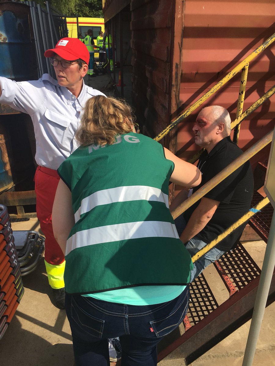 De eerste slachtoffers komen binnen <a href="/CampusVesta/">Campus Vesta</a> <a href="/RodeKruisVL/">Rode Kruis-Vlaanderen</a> #rampenoefening