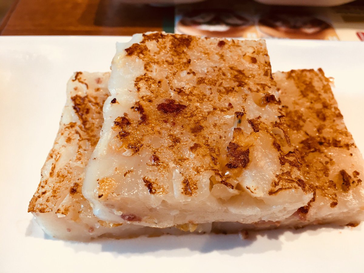 yukihyoudo's tweet photo. チャーシューパオのパリッとした表面のしたのふわっとした生地が少し甘くて中の濃い味のアンとピッタリ!
大根もちに湯葉シュウマイも!
ほんとおいしー😍😍😍
満足!
がんばってよかったよー😍
#TimHo Wan https://t.co/BJRRYJbi0G