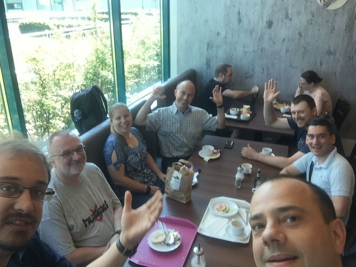 JBerian's tweet image. Desayunando con la #WeAreNotWaiting crew 😊. #OpenAPS @AdrianLxM @roumen35 @scottleibrand @danamlewis