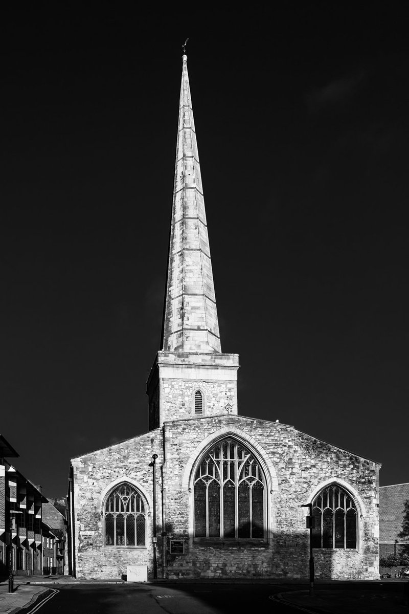 sotonmono's tweet photo. Southampton Photos of the Day - St Michael's Church &amp; West Quay Shopping Centre @HistoricalSoton @SeeSouthampton @iSouthampton @SotonEvents @Westquay https://t.co/iq39khskOE