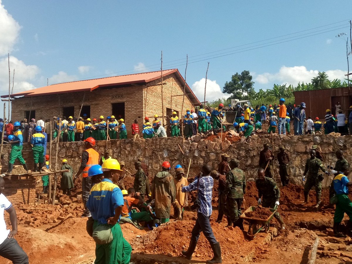 pamrwanda's tweet image. Umuganda wateguwe na @pamrwanda kubufatanye na @PlanRwanda uri kubera mu murenge wa Rusororo 

#PAMWeek