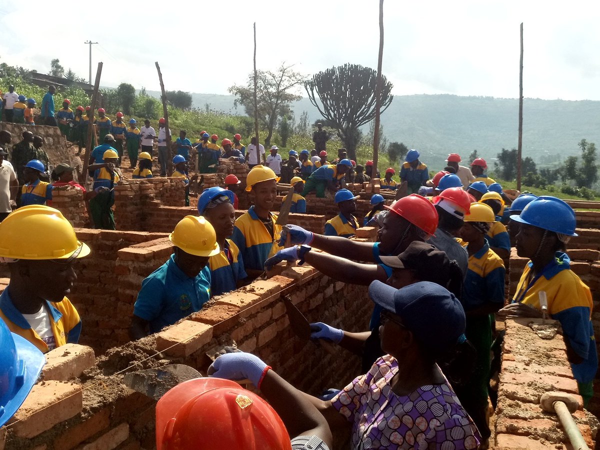 pamrwanda's tweet image. Umuganda wateguwe na @pamrwanda kubufatanye na @PlanRwanda uri kubera mu murenge wa Rusororo 

#PAMWeek