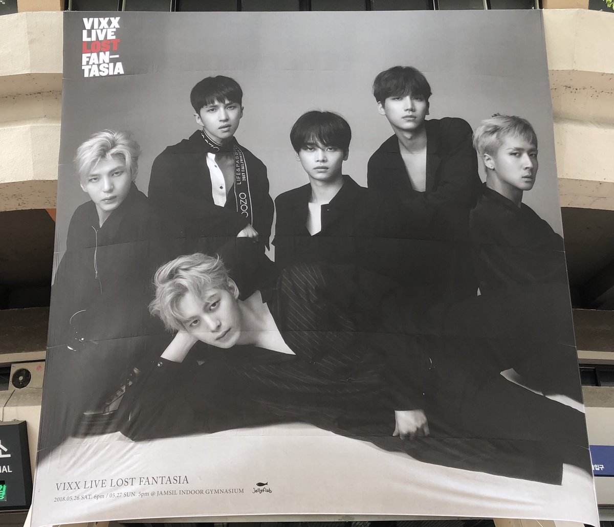 RealVIXX's tweet photo. 나는 로빅이다. #빅스 요원들의 다섯 번째 콘서트 <VIXX LIVE LOST FANTASIA> 가 6시에 시작된다. #빅스X별빛 1시간 뒤에 만나자!

#VIXX
#VIXX_5th_CONCERT
#VIXX_LIVE_LOST_FANTASIA🌟 https://t.co/q1HaSNZCi7