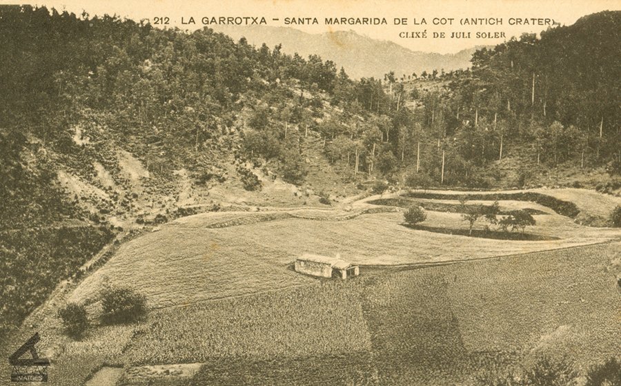 acgarrotxa's tweet photo. #ACGAXalaradio Vista del volcà de Santa Margarida, a #SantaPau, un dels volcans #maar de la #Garrotxa, a principis dels segle passat, coincidint amb la celebració a #Olot del Congrés Internacional de Volcans Maar #7IMC. https://t.co/iPnnOqJAWN @patrimonigencat https://t.co/NEf92QVHFm