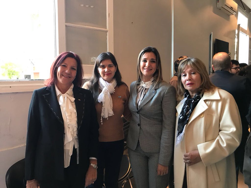 clpanzardi's tweet photo. Junto a las mujeres de la #CAMECH en los saludos protocolares brindados por el Intendente de #Resistencia con motivo del 25 de Mayo @BeatrizTourn https://t.co/dxoiSDedmu