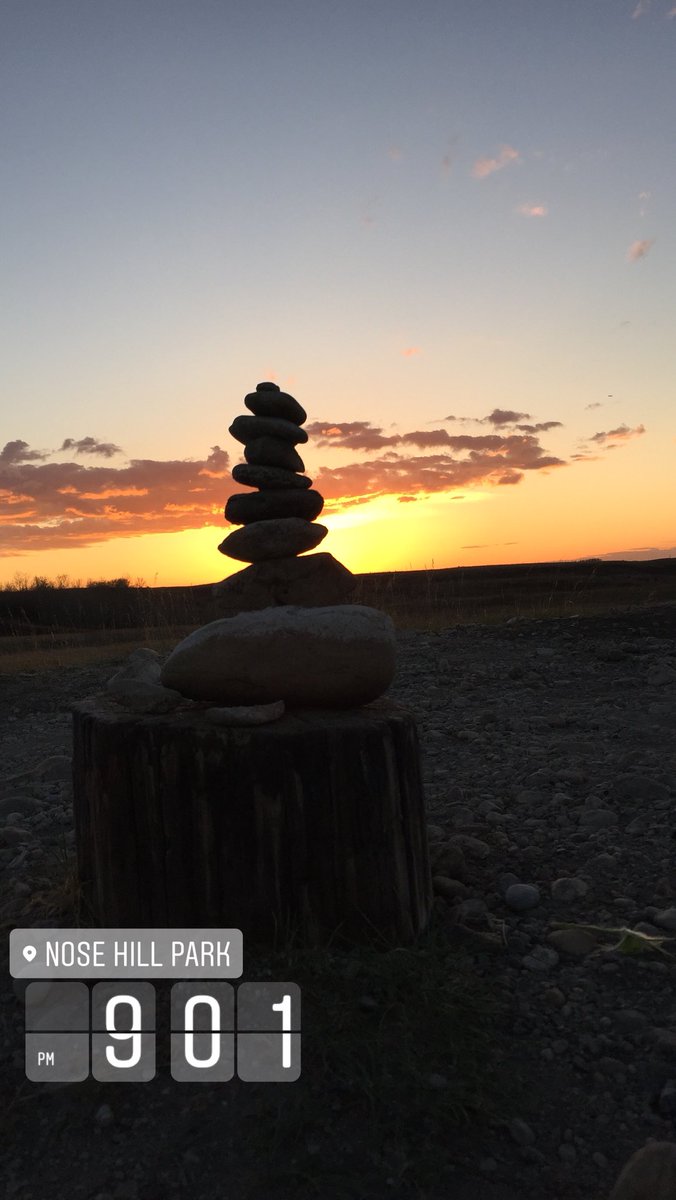 Magdoxi's tweet photo. Un atardecer en #calgary #nosehillpark https://t.co/DXu6r5GElB