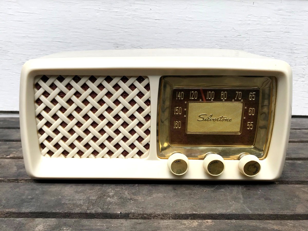 This #1950s Silvertone radio has seen some things (poor baby has a crack on the top), but is still quite the looker! etsy.me/2IOBzkj #vintageradio #tuberadio #retroradio