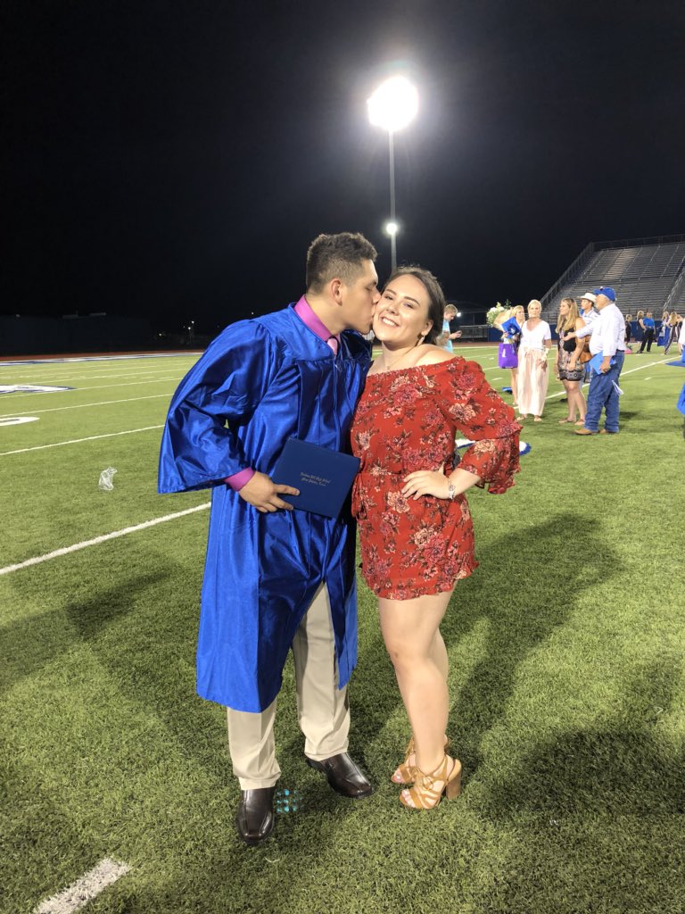 jocyebenitez's tweet photo. 2k18 🎓❤️ https://t.co/v0Tz9xihSC