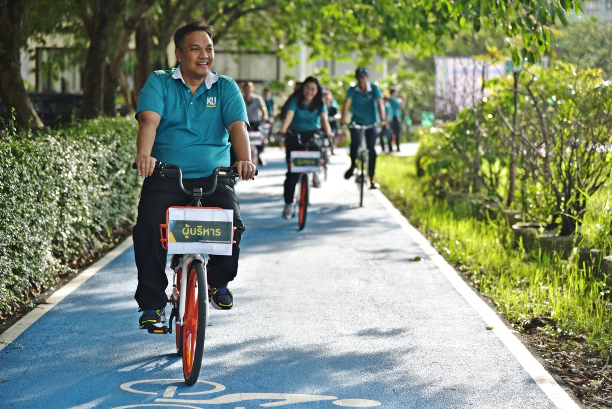 MobikeTH's tweet photo. มาดูเส้นทางปั่น #จักรยาน ใน #มหาวิทยาลัยเกษตรศาสตร์ ใหม่แกะกล่องกัน! รอบสระน้ำ คณะประมง สำหรับปั่นออกกำลังกายเพื่อสุขภาพ และทางคณะได้เตรียมจักรยาน #Mobike ให้ผู้รักการปั่นจักรยานไว้พร้อมให้บริการ #สแกนแล้วปั่น ด้วยนะ <3 #MobikeMovement #MobikeThailand #MobikeKU https://t.co/KF8xEgA82O