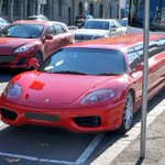 スポーツカーの意味は？フェラーリのリムジンが長すぎて曲がれなさそう!