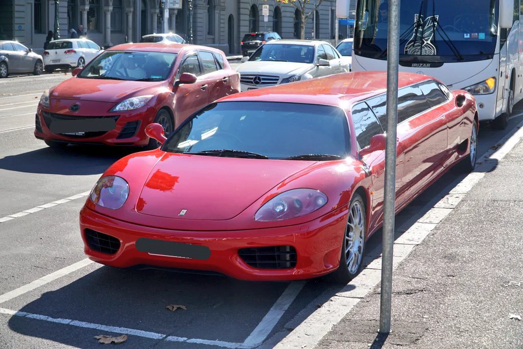 スポーツカーの意味は？フェラーリのリムジンが長すぎて曲がれなさそうｗｗｗ