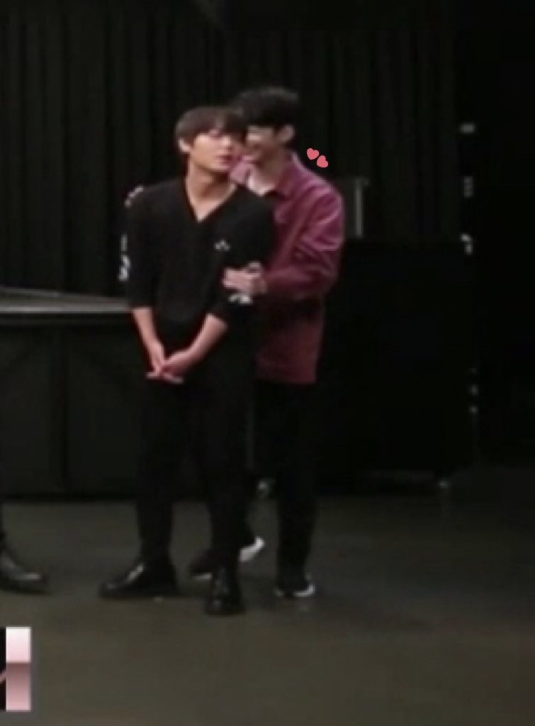 PINKBLOSSOMME's tweet photo. แหน๊ ! ควานลินทำไรเห็นนะ https://t.co/a93YracqRI