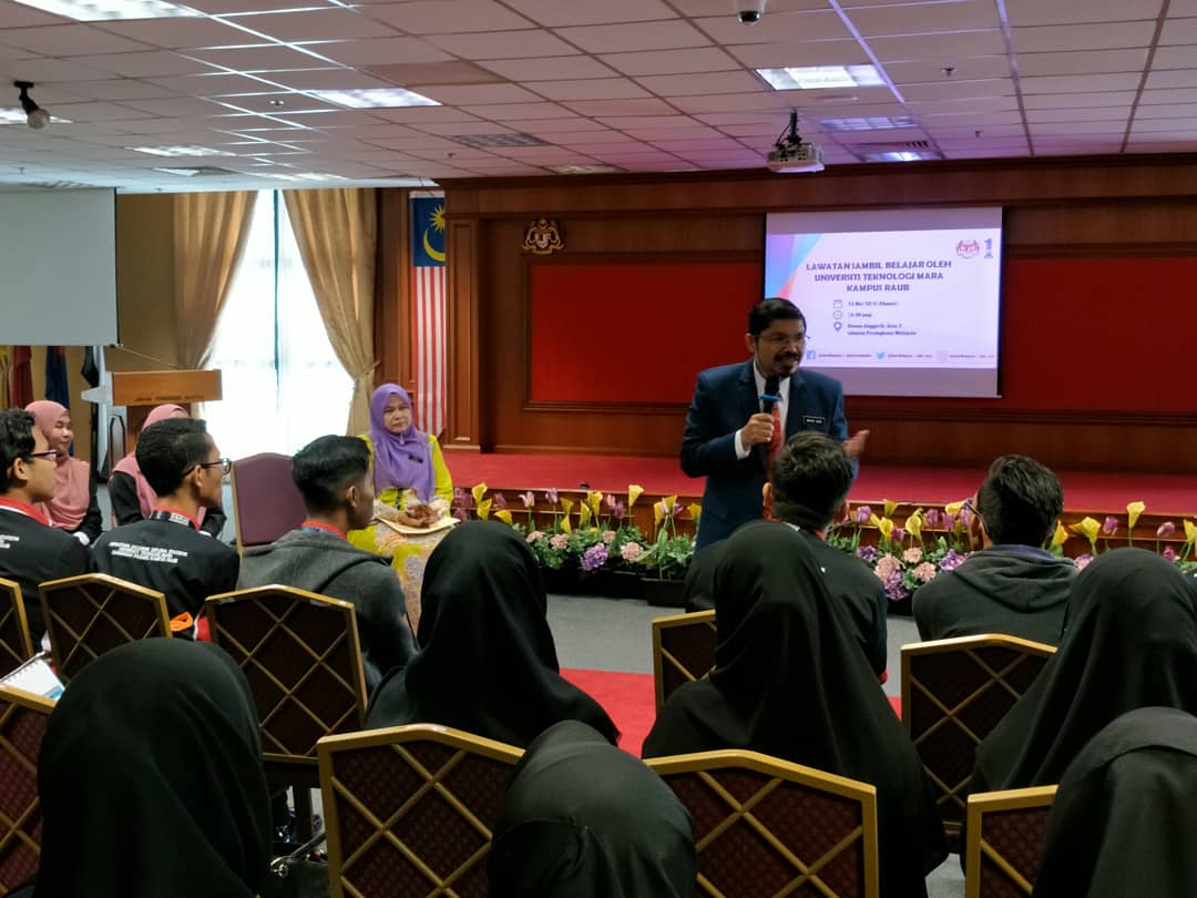 itechqsuitmraub's tweet photo. ✈Futurist Visit✈ 
Meet and greet with Chief Statistician Malaysia 
YBhg. Dato' Sri Dr Mohd. Uzir bin Mahidin 
It was nice to meet you DS Dr Uzir😊
#itechqs #StratergyStartHere #FV #UiTMRaub #240518 https://t.co/u8xnhB3DxP
