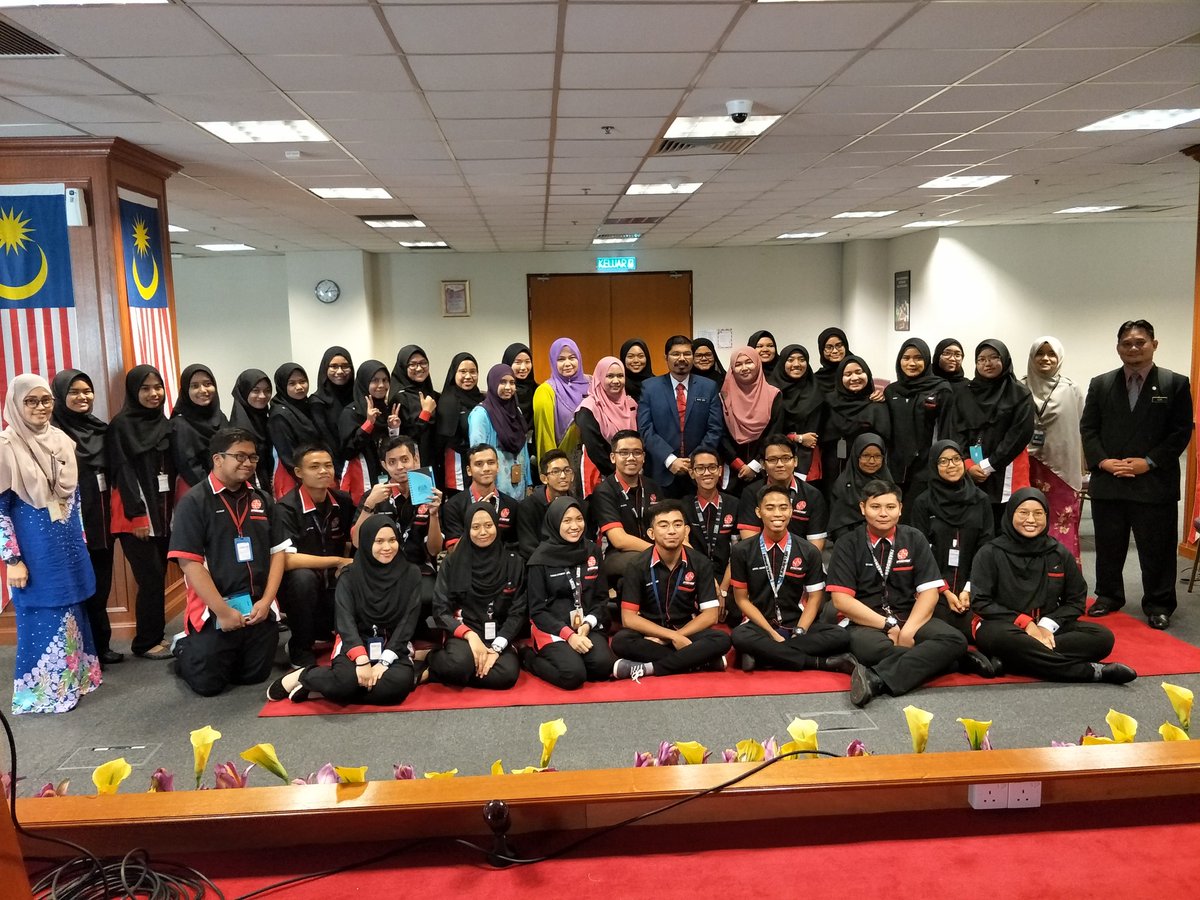 itechqsuitmraub's tweet photo. ✈Futurist Visit✈ 
We hope we can see you again in future DS Dr Uzir 🙆😊
#itechqs #StratergyStartHere #FV #UiTMRaub #240518 https://t.co/HR4zLvM2vq