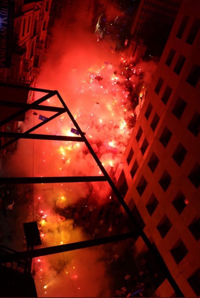 Galatasaray tribünü Beyoğlu'nda şampiyonluğu kutladı. #ultrAslan