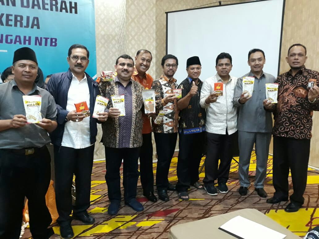 Tim Kunker Spesifik Komisi IX DPR RI Meninjau ke Pasar Praya Lombok Prop. NTB Untuk Mengecek Peredaran Makanan di Bulan Puasa.