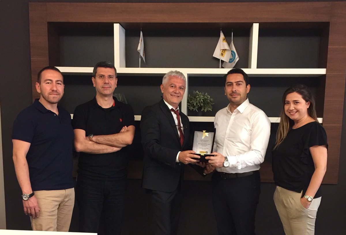 BORUSAN Makina ve Güç Sistemleri tarafından; 2017 yılının en iyi tedarikçisi seçildik.
Plaketimiz Sn. Armağan Ceylan tarafından Sn. Musa Çorbacı’ya takdim edildi.