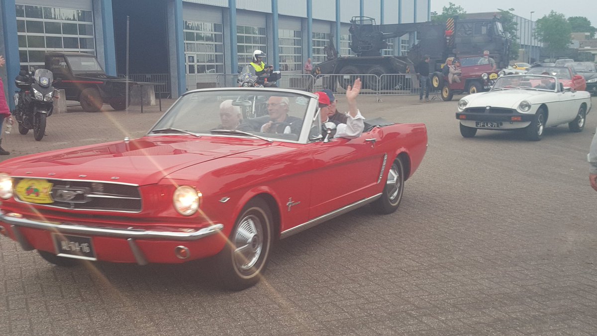 cateringwinters's tweet photo. We hebben gisteravond aan bewoners en begeleiders van #vanboeijenoord uit #Assen tijdens #rallyzonderpoespas  #friet en #broodjesbeenham uitgedeeld.  Altijd een feest om het te mogen doen! #sligro https://t.co/d1PbNJPMpU