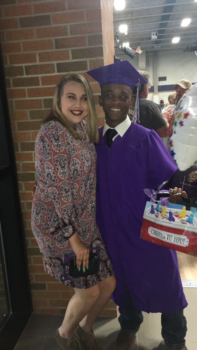 street_darius's tweet photo. Graduation pics 👨🏽‍🎓👩‍🎓🤙🏽 https://t.co/BXv4mZKo3V