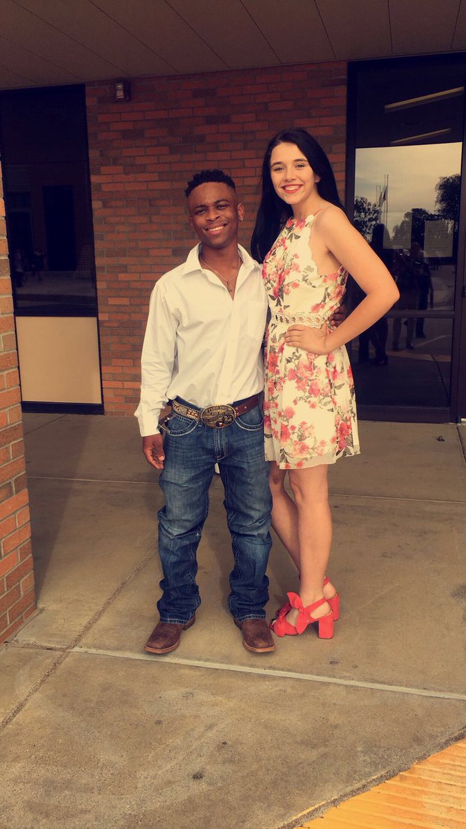 street_darius's tweet photo. Graduation pics 👨🏽‍🎓👩‍🎓🤙🏽 https://t.co/BXv4mZKo3V